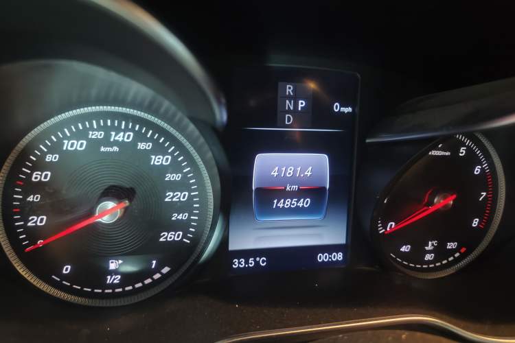 Used Mercedes-Benz GLC 2016 GLC 260 4MATIC Dynamic Edition Odometer Close Up