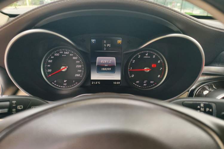 Used Mercedes-Benz GLC 2016 GLC 260 4MATIC Luxury Model Odometer Close Up