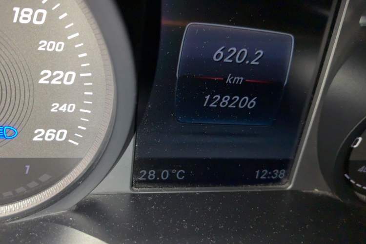 Used Mercedes-Benz GLC 2016 GLC 260 4MATIC Luxury Model Odometer Close Up