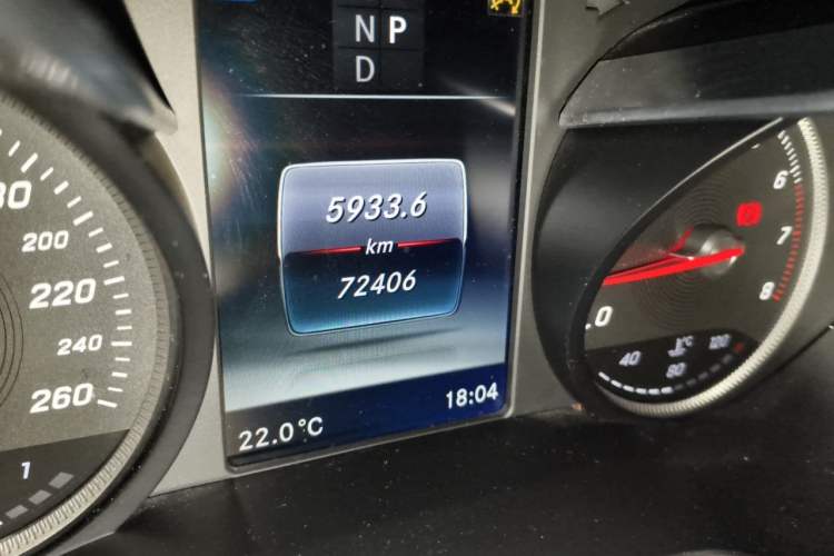 Used Mercedes-Benz GLC 2016 GLC 260 4MATIC Luxury Model Odometer Close Up