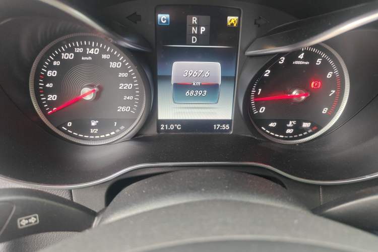 Used Mercedes-Benz GLC 2016 GLC 260 4MATIC Luxury Model Odometer Close Up
