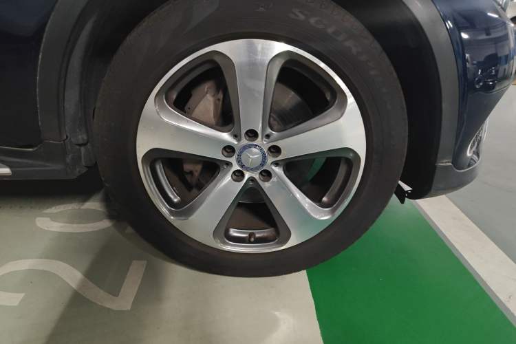 Used Mercedes-Benz GLC 2016 GLC 260 4MATIC Luxury Model Right Front Wheel Hub
