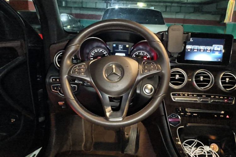 Used Mercedes-Benz GLC 2016 GLC 260 4MATIC Luxury Model Steering Wheel