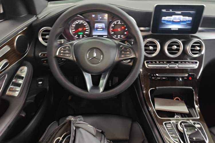 Used Mercedes-Benz GLC 2016 GLC 260 4MATIC Luxury Model Steering Wheel