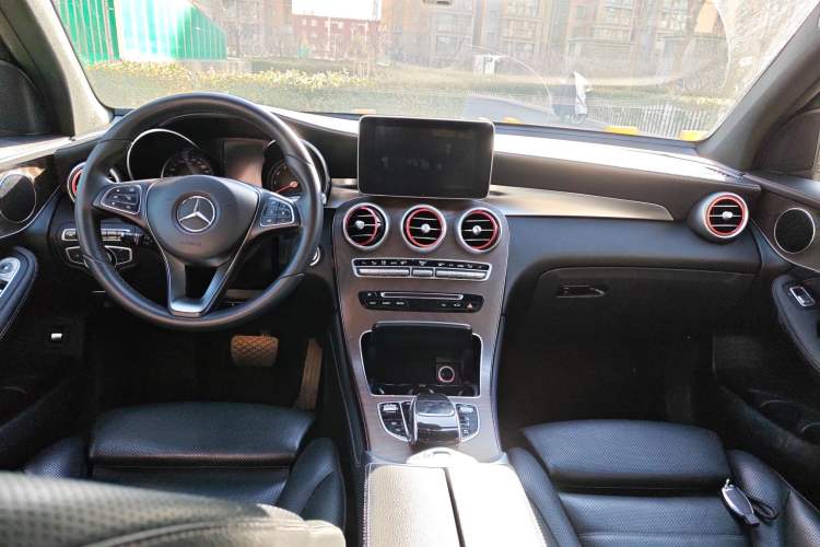 Used Mercedes-Benz GLC 2016 GLC 300 4MATIC Luxury Model Center Console