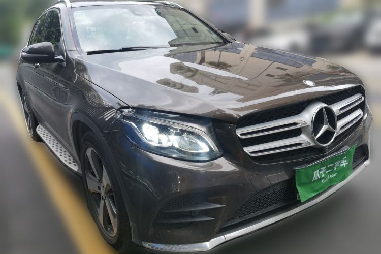 Used Mercedes-Benz GLC 2016 GLC 260 4MATIC Luxury Model Front Right 45 Deg