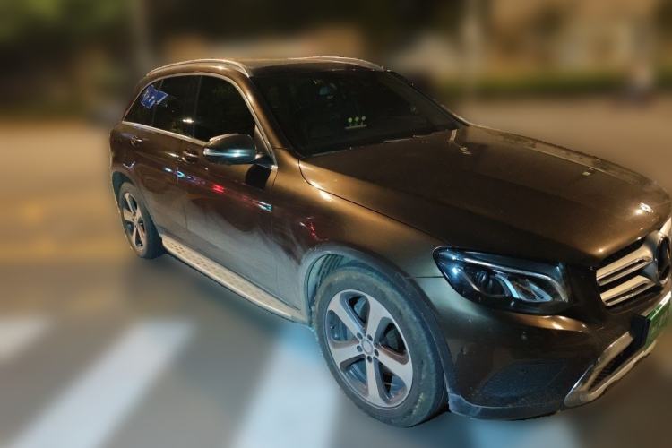 Used Mercedes-Benz GLC 2016 GLC 260 4MATIC Luxury Model Front Right 45 Deg