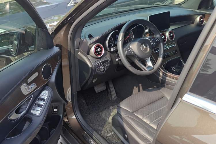 Used Mercedes-Benz GLC 2016 GLC 300 4MATIC Luxury Model Interior 2