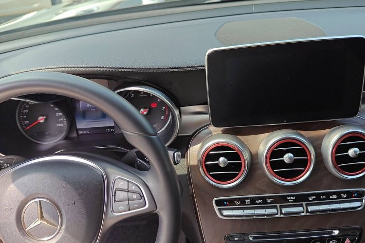 Used Mercedes-Benz GLC 2016 GLC 300 4MATIC Luxury Model Interior 3