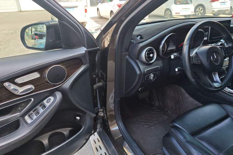 Used Mercedes-Benz GLC 2016 GLC 260 4MATIC Dynamic Edition Interior 3