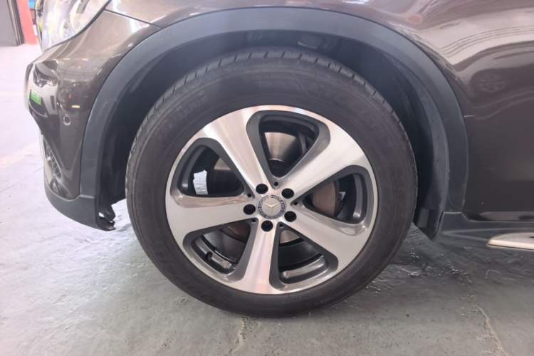 Used Mercedes-Benz GLC 2016 GLC 300 4MATIC Dynamic Model Left Front Wheel Hub