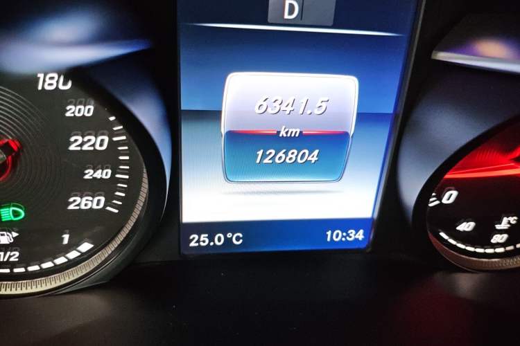 Used Mercedes-Benz GLC 2016 GLC 260 4MATIC Dynamic Edition Odometer Close Up