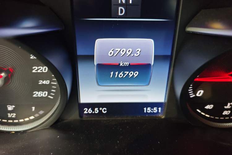 Used Mercedes-Benz GLC 2016 GLC 260 4MATIC Luxury Model Odometer Close Up