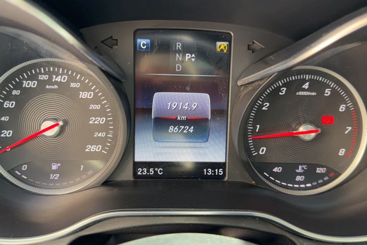 Used Mercedes-Benz GLC 2016 GLC 300 4MATIC Dynamic Model Odometer Close Up