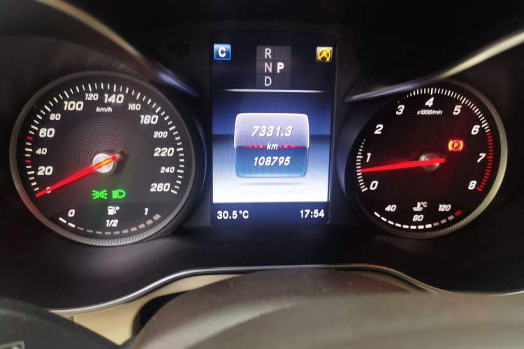 Used Mercedes-Benz GLC 2016 GLC 260 4MATIC Luxury Model Odometer Close Up