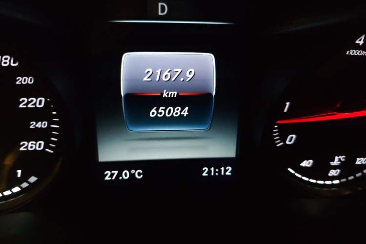 Used Mercedes-Benz GLC 2016 GLC 260 4MATIC Luxury Model Odometer Close Up