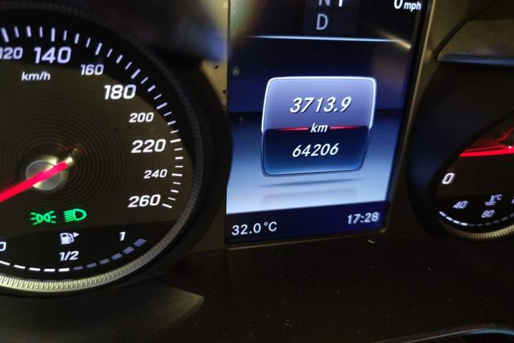 Used Mercedes-Benz GLC 2016 GLC 260 4MATIC Dynamic Edition Odometer Close Up