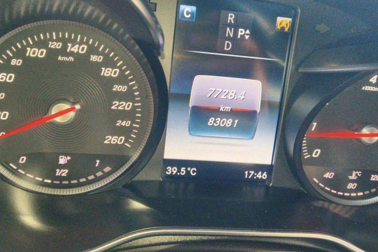 Used Mercedes-Benz GLC 2016 GLC 260 4MATIC Luxury Model Odometer Close Up