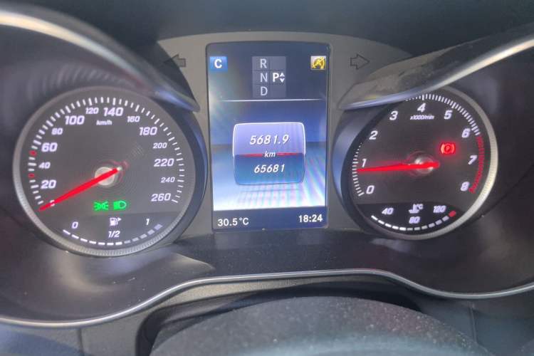 Used Mercedes-Benz GLC 2016 GLC 300 4MATIC Dynamic Model Odometer Close Up