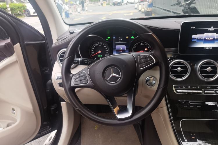 Used Mercedes-Benz GLC 2016 GLC 260 4MATIC Luxury Model Steering Wheel
