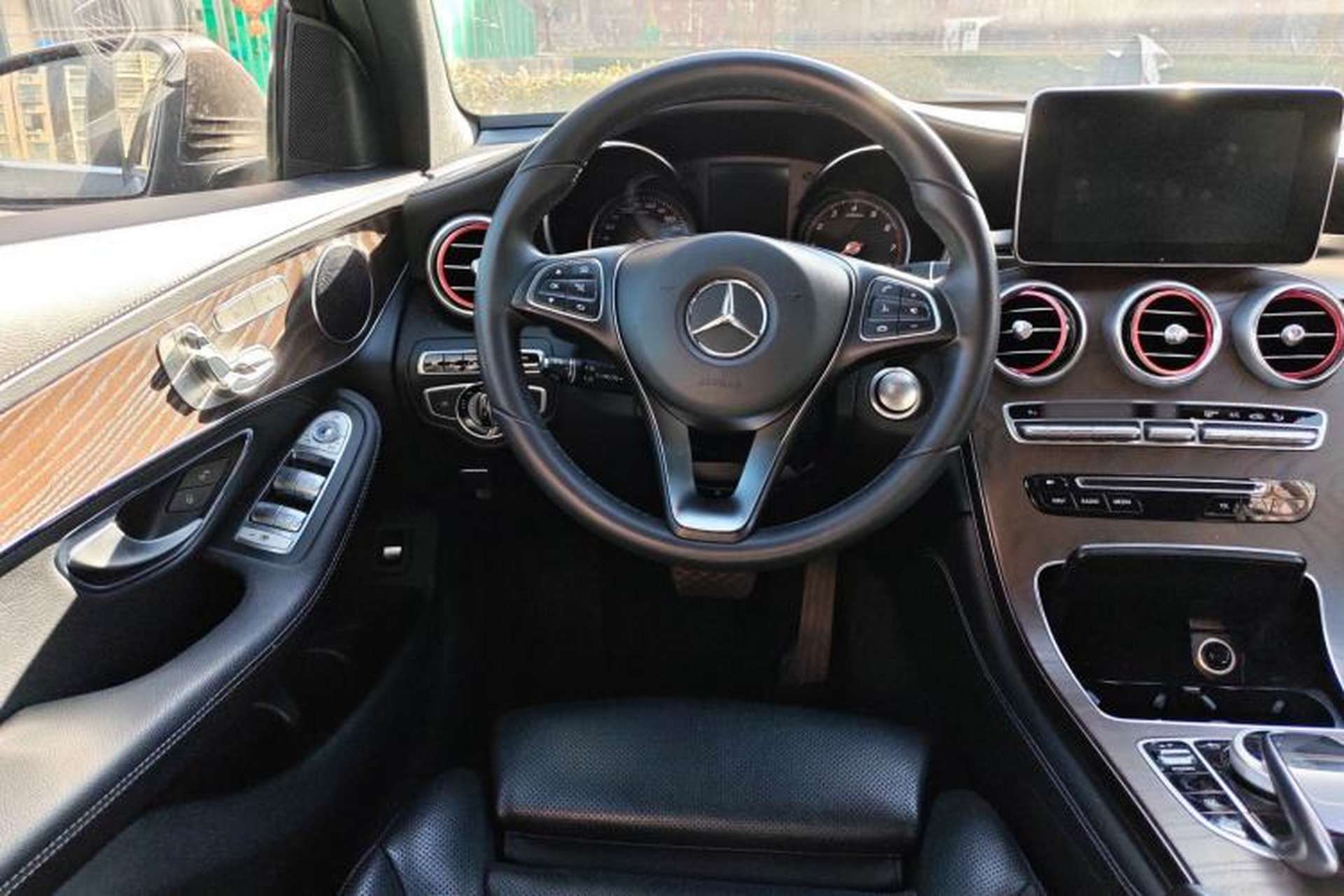 Used Mercedes-Benz GLC 2016 GLC 300 4MATIC Luxury Model Steering Wheel