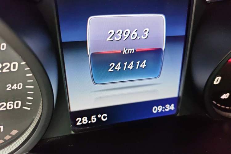 Used Mercedes-Benz GLC 2016 GLC 260 4MATIC Dynamic Edition Odometer Close Up