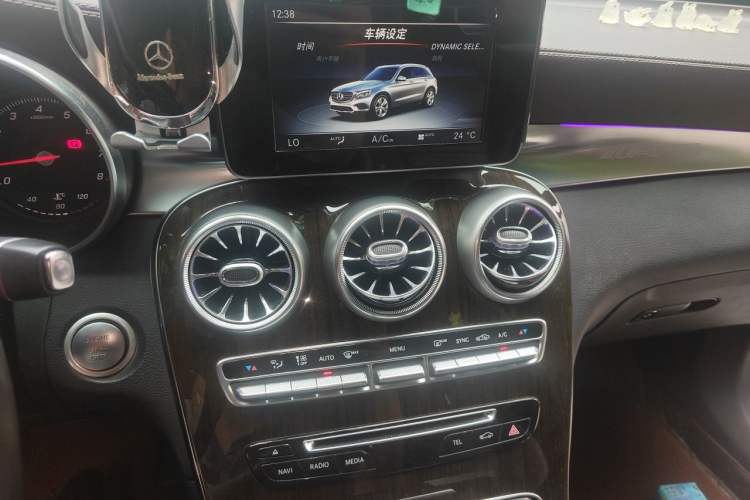 Used Mercedes-Benz GLC 2016 GLC 260 4MATIC Dynamic Edition Audio And AC Panel