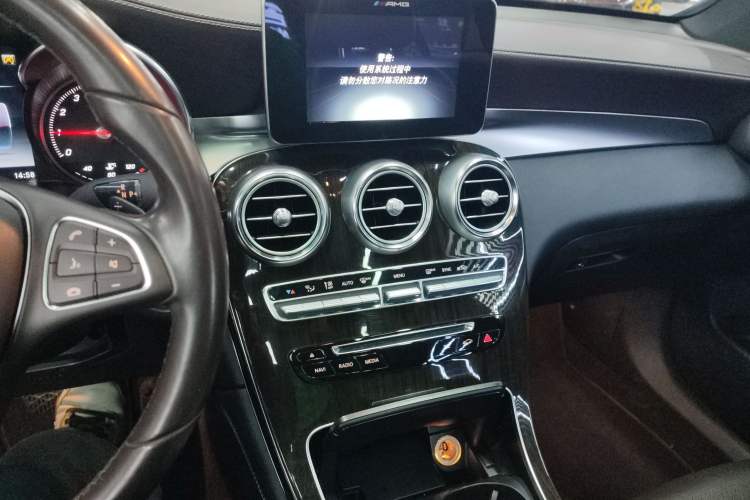 Used Mercedes-Benz GLC 2016 GLC 260 4MATIC Dynamic Edition Audio And AC Panel