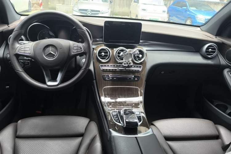 Used Mercedes-Benz GLC 2016 GLC 260 4MATIC Dynamic Edition Center Console