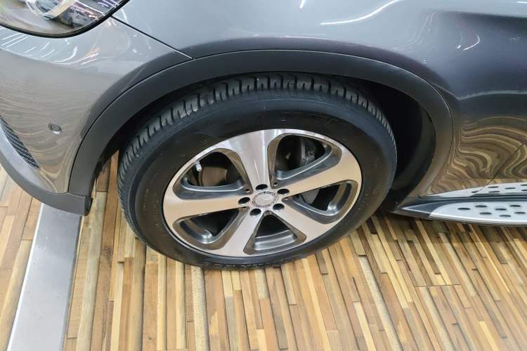 Used Mercedes-Benz GLC 2016 GLC 260 4MATIC Luxury Model Exterior 3