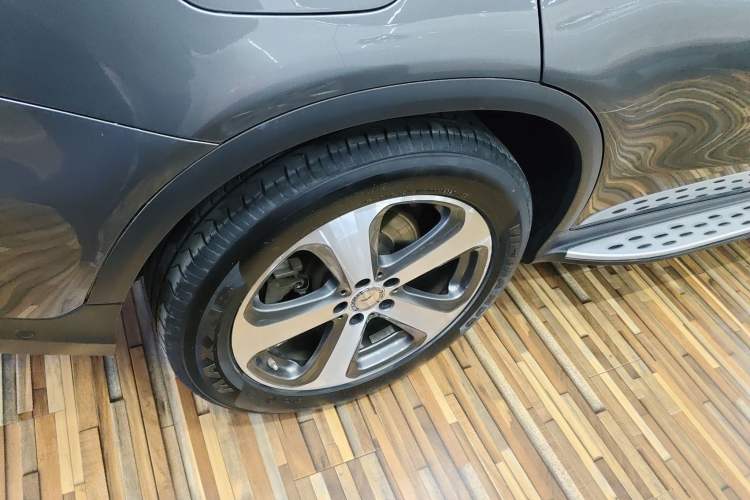 Used Mercedes-Benz GLC 2016 GLC 260 4MATIC Luxury Model Exterior 4