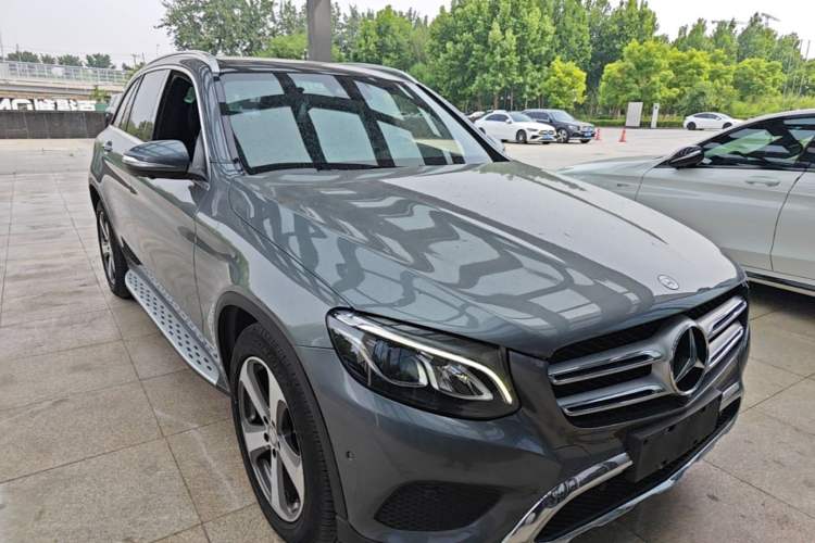 Used Mercedes-Benz GLC 2016 GLC 260 4MATIC Luxury Model Front Right 45 Deg