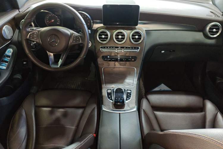 Used Mercedes-Benz GLC 2016 GLC 300 4MATIC Dynamic Model Interior 2