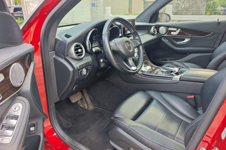 Used Mercedes-Benz GLC 2016 GLC 260 4MATIC Dynamic Edition Interior 3