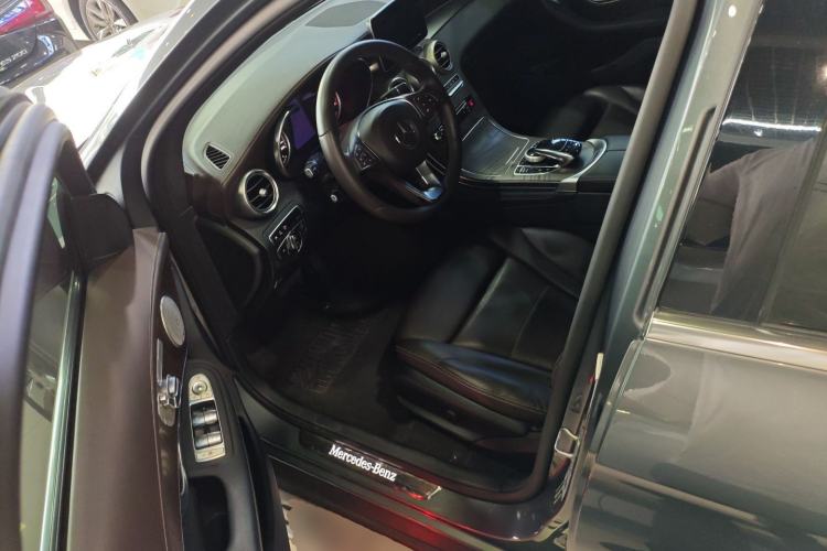 Used Mercedes-Benz GLC 2016 GLC 300 4MATIC Dynamic Model Interior 3