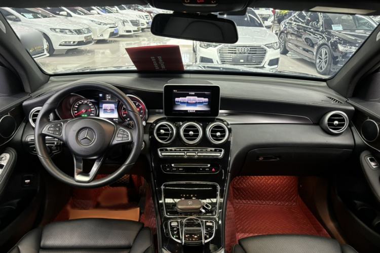 Used Mercedes-Benz GLC 2016 GLC 260 4MATIC Dynamic Edition Interior 4