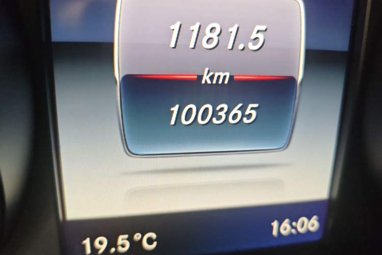 Used Mercedes-Benz GLC 2016 GLC 260 4MATIC Dynamic Edition Odometer Close Up