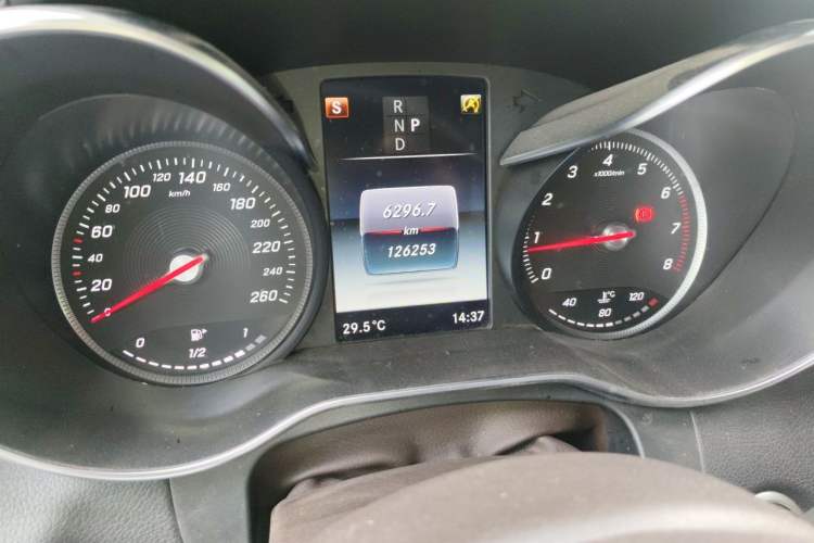 Used Mercedes-Benz GLC 2016 GLC 260 4MATIC Luxury Model Odometer Close Up