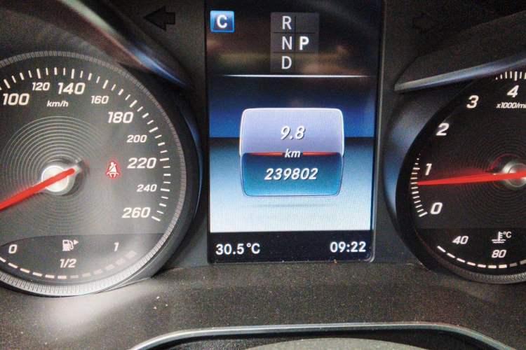 Used Mercedes-Benz GLC 2016 GLC 260 4MATIC Dynamic Edition Odometer Close Up