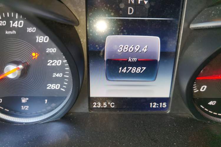 Used Mercedes-Benz GLC 2016 GLC 300 4MATIC Dynamic Model Odometer Close Up