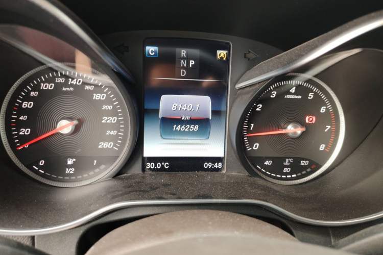 Used Mercedes-Benz GLC 2016 GLC 260 4MATIC Luxury Model Odometer Close Up