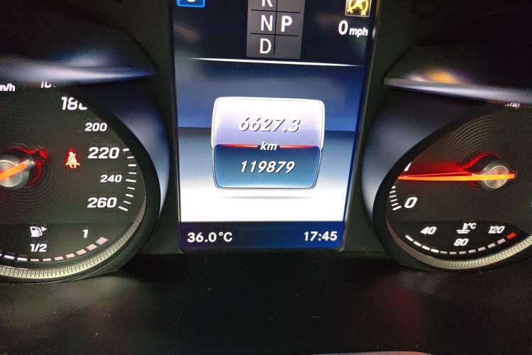 Used Mercedes-Benz GLC 2016 GLC 260 4MATIC Luxury Model Odometer Close Up