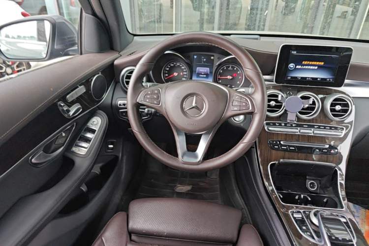 Used Mercedes-Benz GLC 2016 GLC 260 4MATIC Luxury Model Steering Wheel