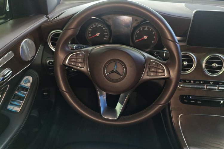 Used Mercedes-Benz GLC 2016 GLC 300 4MATIC Dynamic Model Steering Wheel
