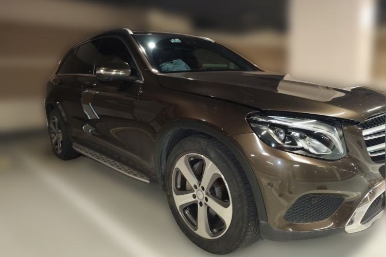 Used Mercedes-Benz GLC 2016 GLC 260 4MATIC Luxury Model Front Right 45 Deg