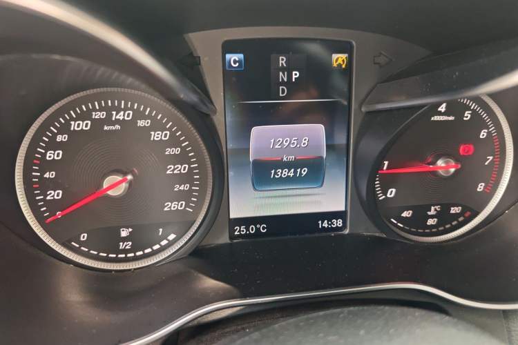 Used Mercedes-Benz GLC 2016 GLC 260 4MATIC Dynamic Edition Odometer Close Up