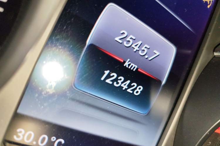 Used Mercedes-Benz GLC 2016 GLC 260 4MATIC Luxury Model Odometer Close Up