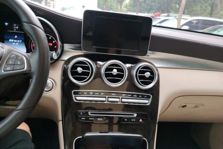 Used Mercedes-Benz GLC 2016 GLC 260 4MATIC Dynamic Edition Audio And AC Panel