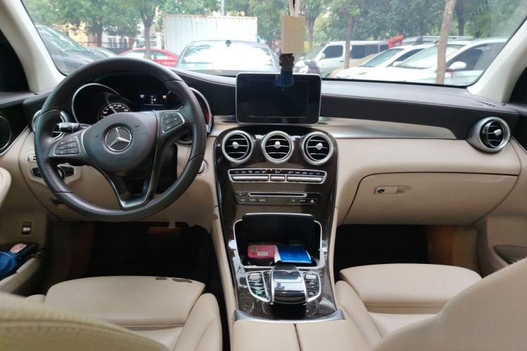 Used Mercedes-Benz GLC 2016 GLC 260 4MATIC Dynamic Edition Center Console