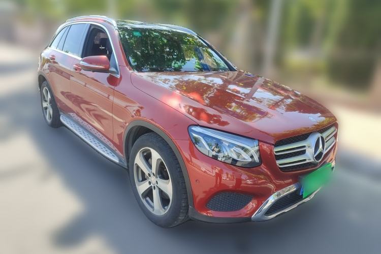 Used Mercedes-Benz GLC 2016 GLC 260 4MATIC Luxury Model Front Right 45 Deg
